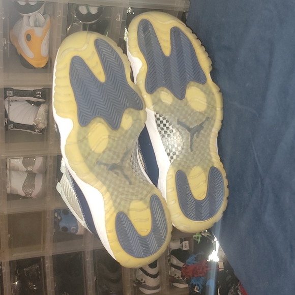 Air Jordan 11 Low "Georgetown" - Picture 6 of 9